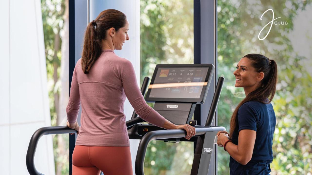 Jumeirah Dar Al Masyaf Dubai Ngoại thất bức ảnh A personal trainer with a client