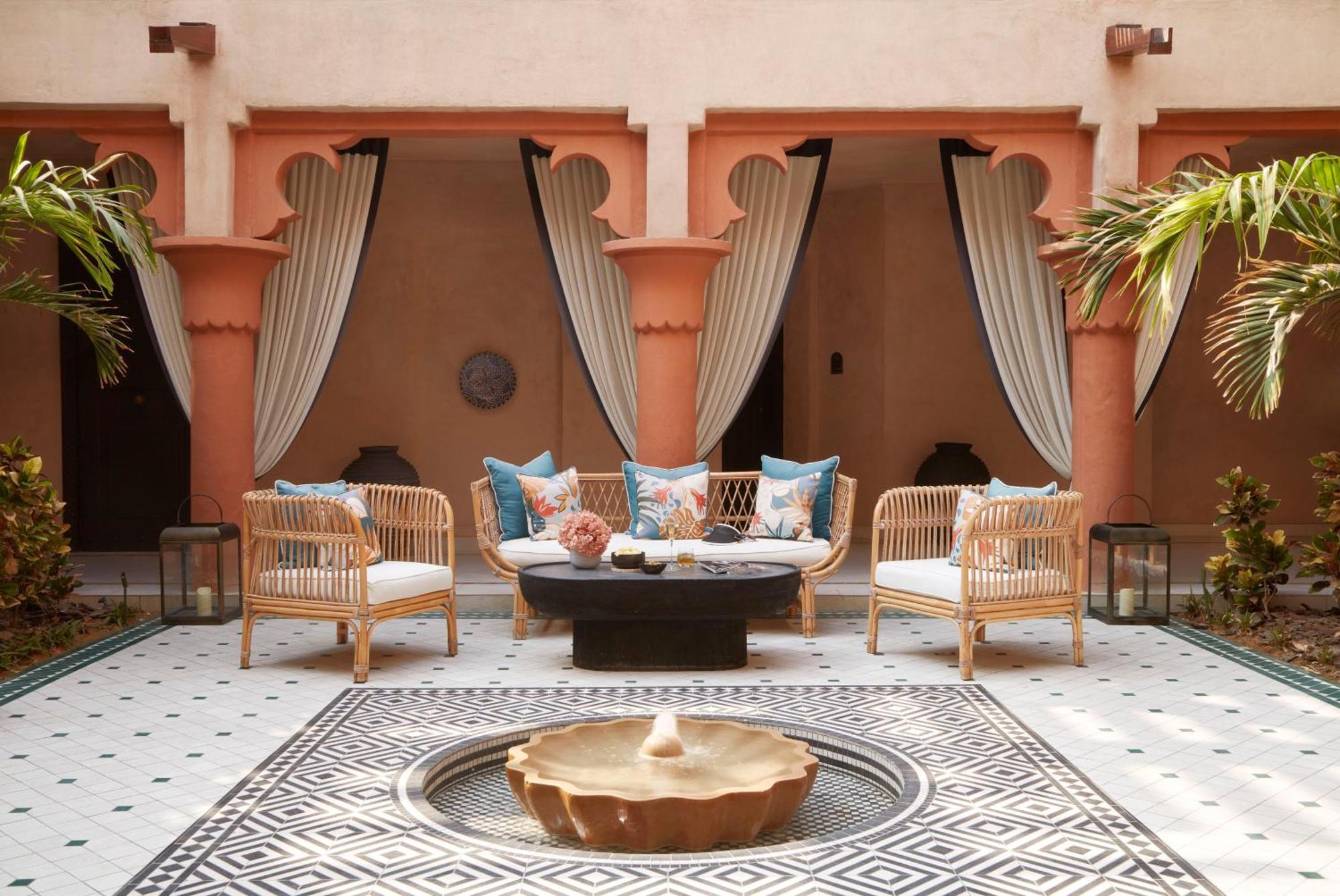 Jumeirah Dar Al Masyaf Dubai Ngoại thất bức ảnh The courtyard at the B2 boutique hotel