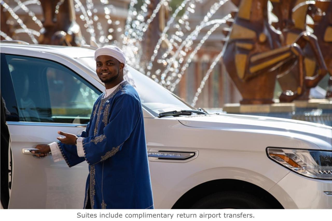 Jumeirah Dar Al Masyaf Dubai Ngoại thất bức ảnh A hotel staff member opening a car door